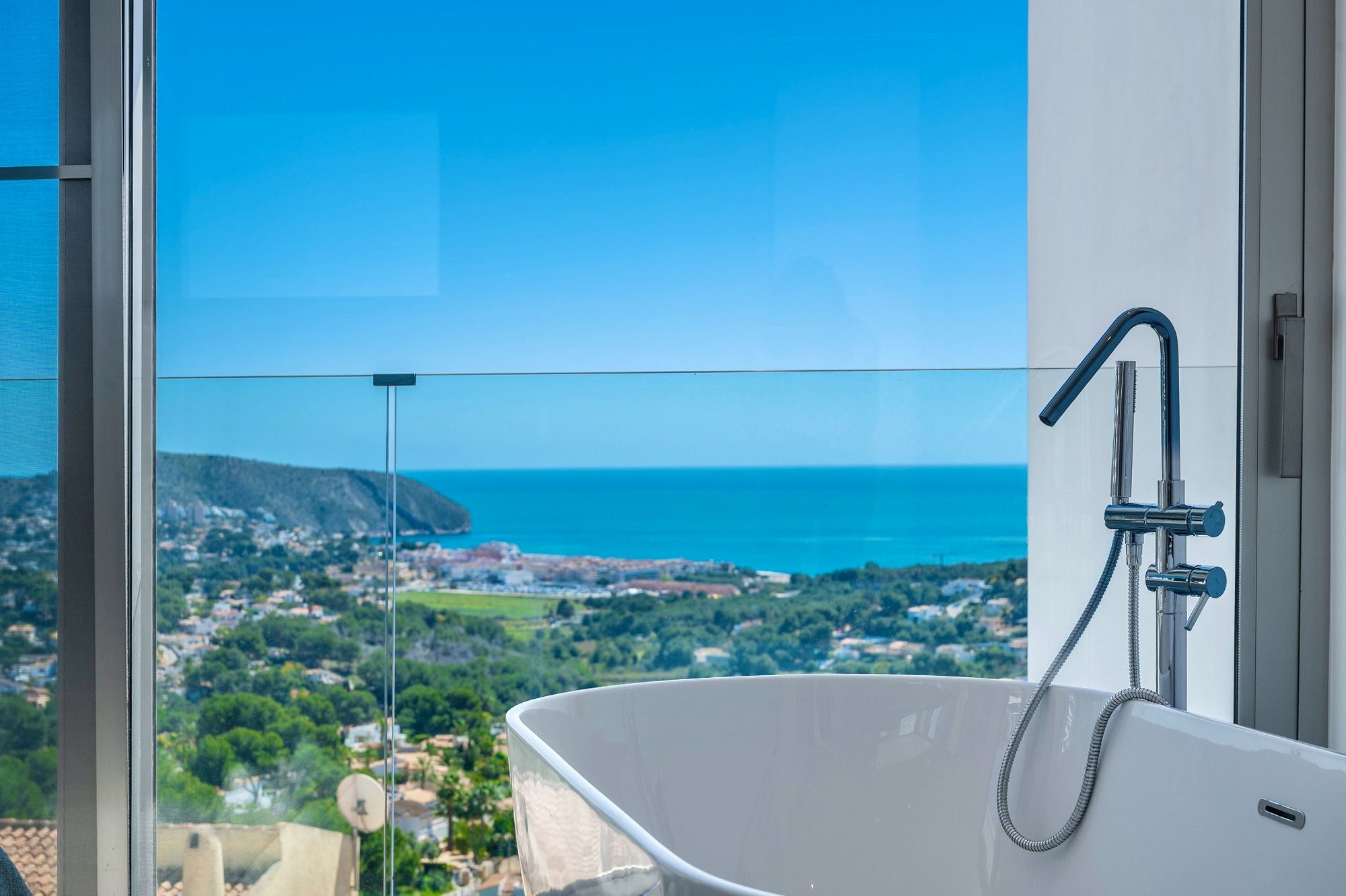 Freistehende Badewanne am Panoramafenster mit Blick über Moraira