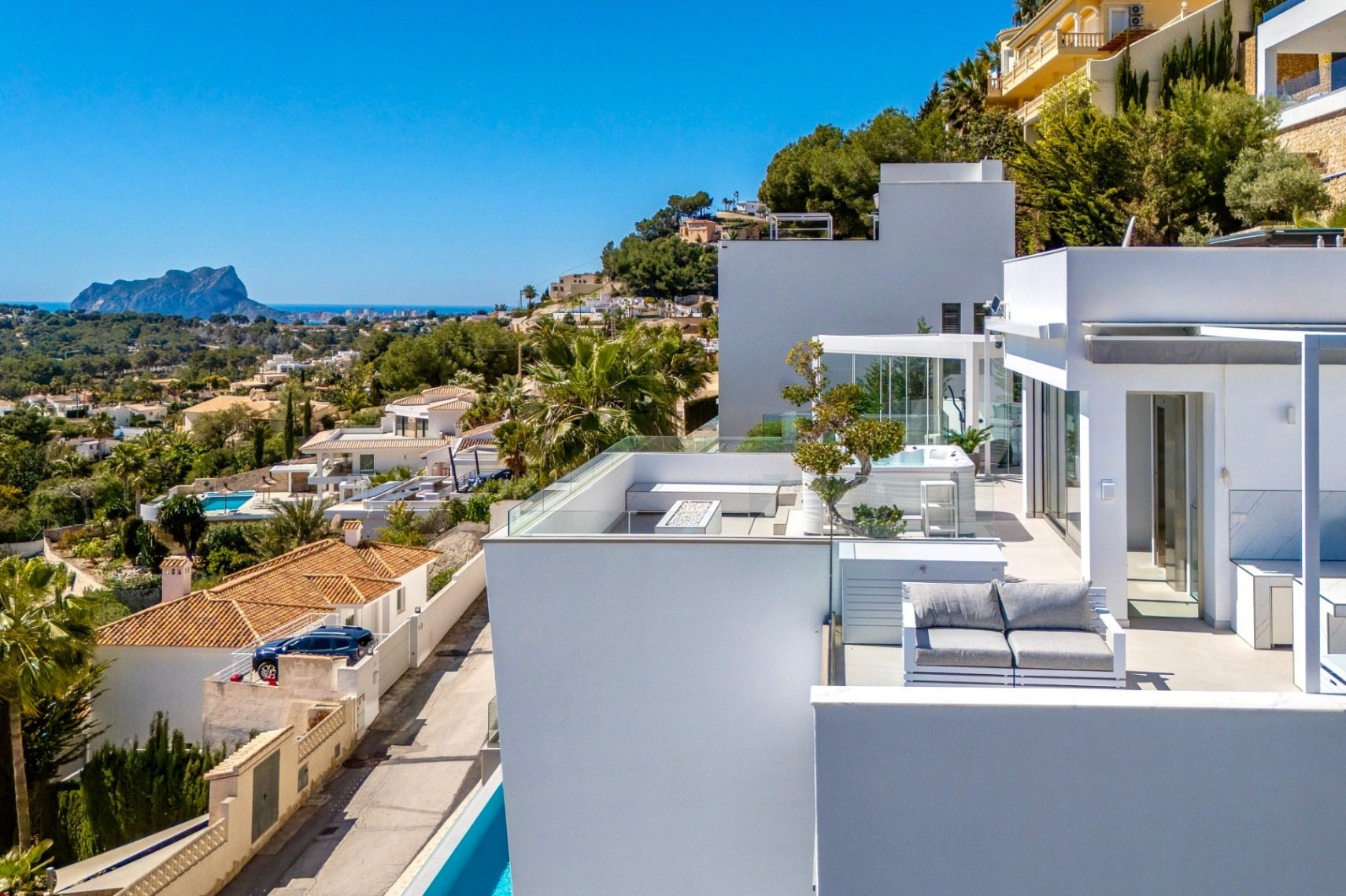 Blick über die Dachterrassen der Villa Belia auf Moraira und das Meer