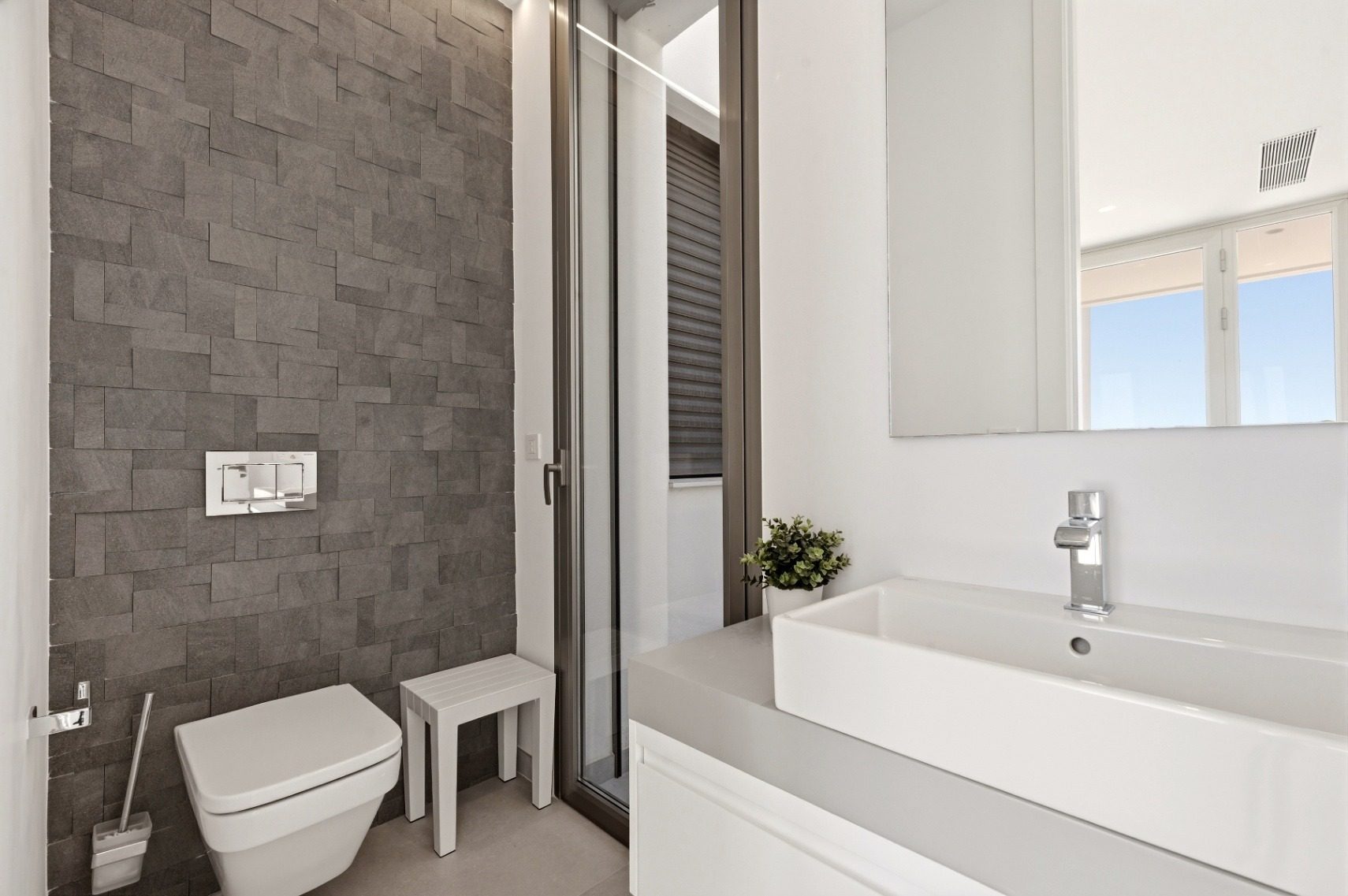 Gäste-WC mit Natursteinriemchen-Wand