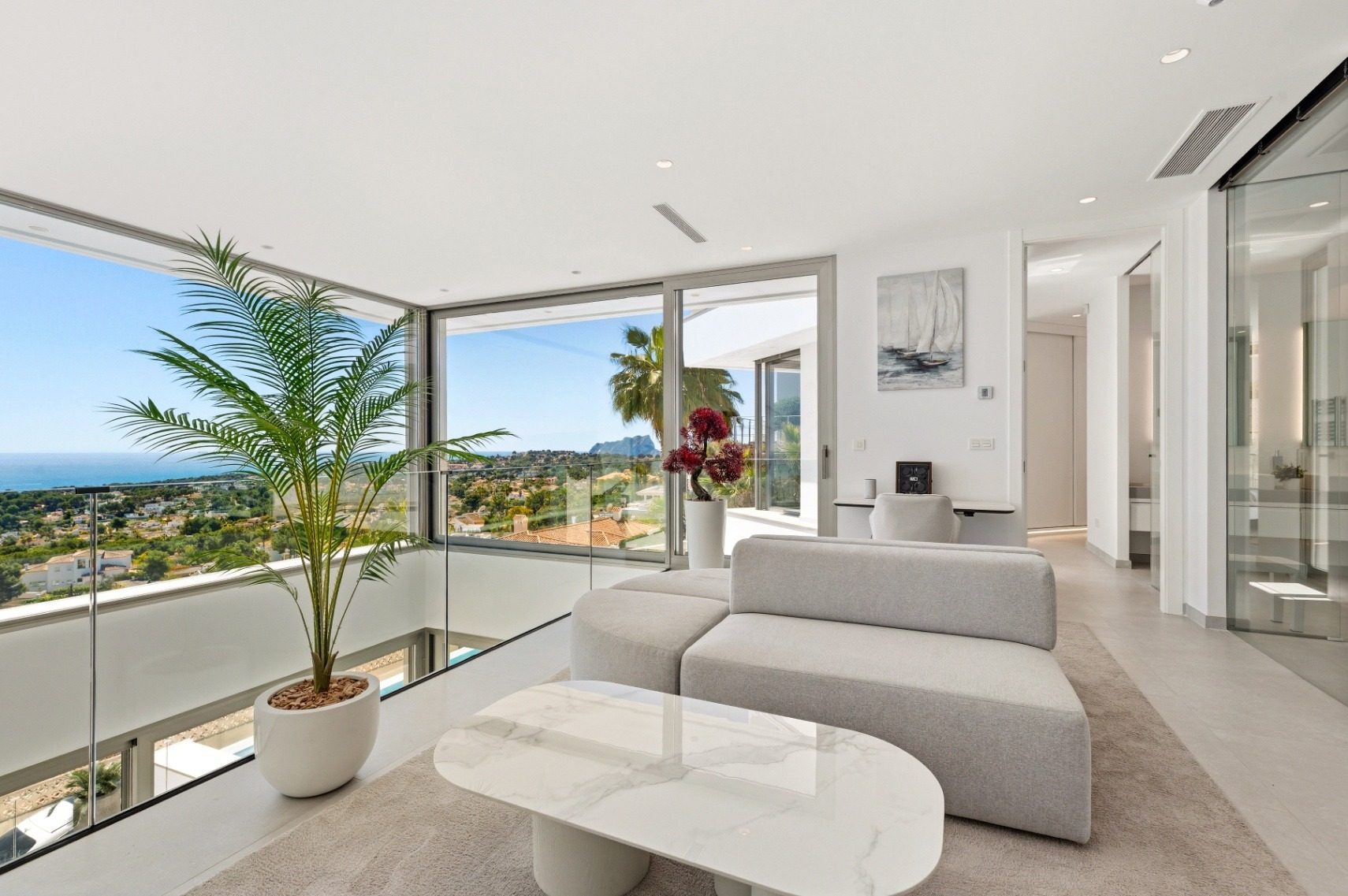 Galerie-Lounge mit Eckverglasung und Meerblick