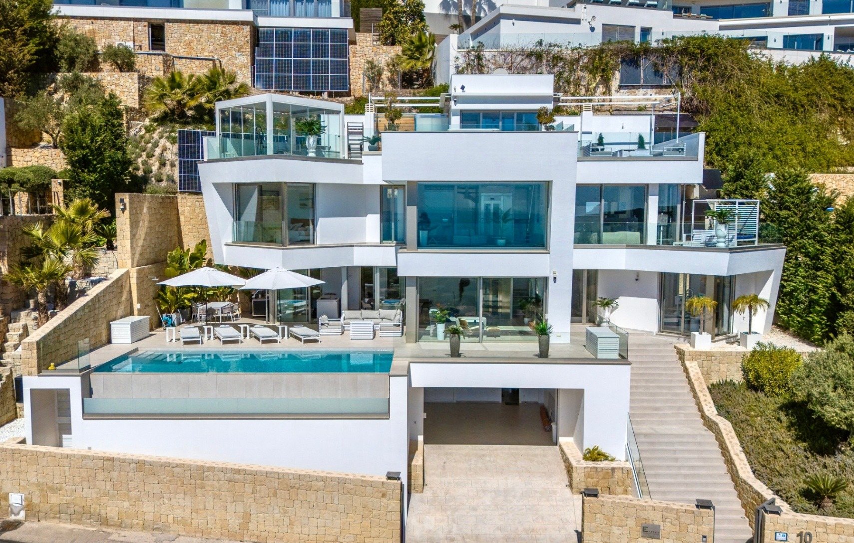 Villa Belia aus der Luft — Frontansicht mit Infinitypool und Terrassen