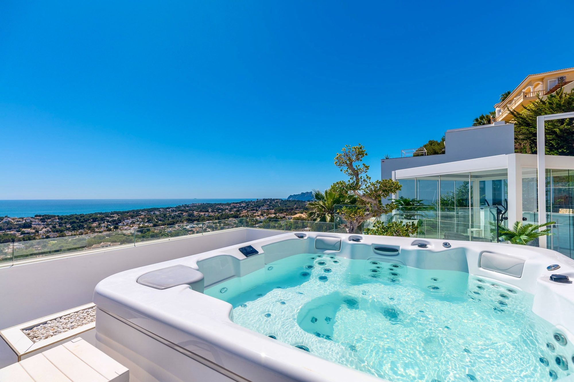 Whirlpool auf der Dachterrasse mit Panoramablick über die Küste