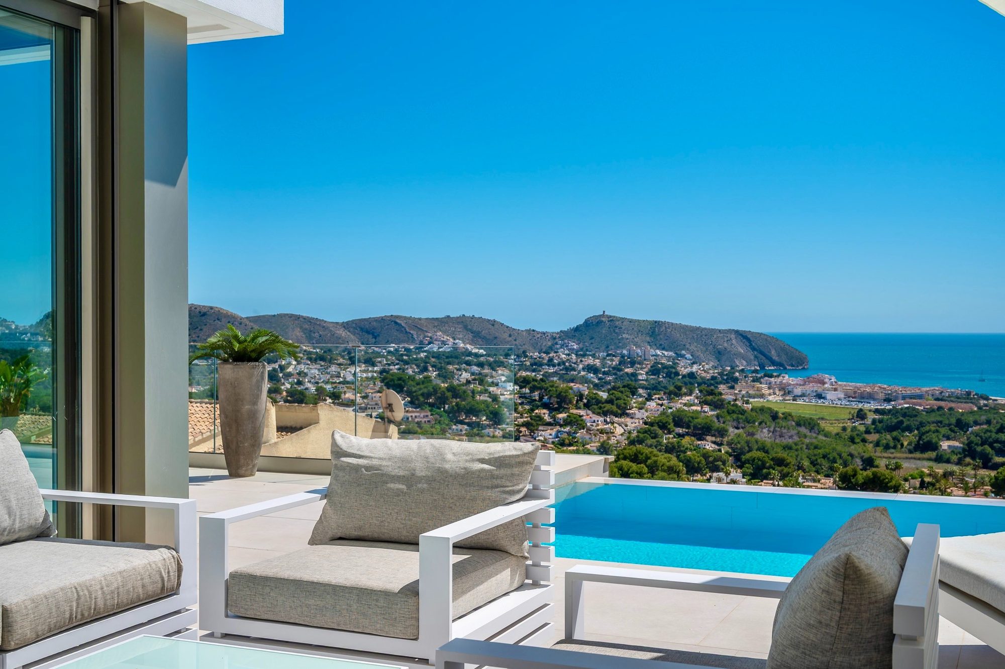 Panoramablick von der Lounge-Terrasse über den Pool auf die Bucht von Moraira