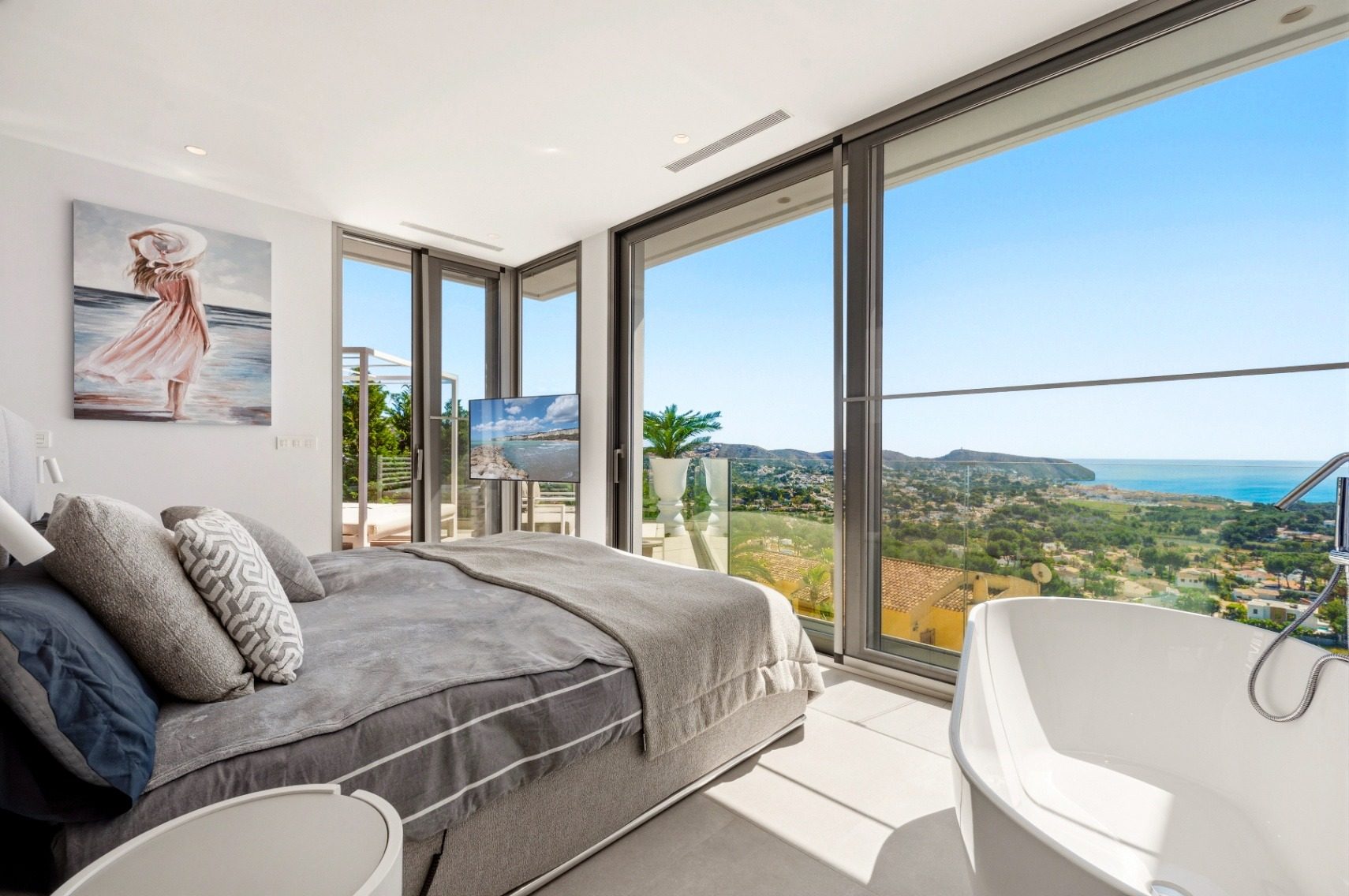 Master-Suite mit freistehender Wanne und Panorama-Meerblick