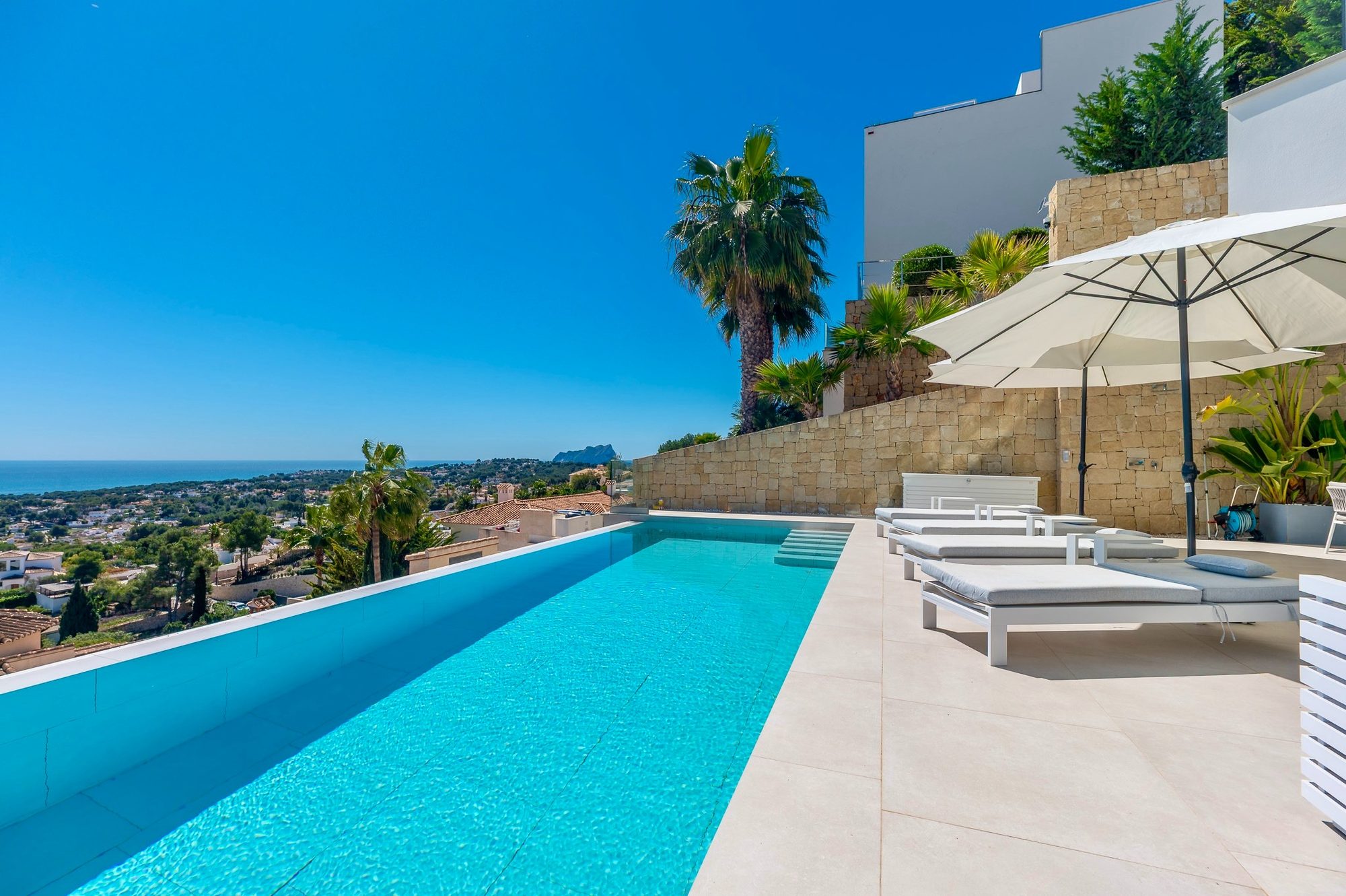 Infinitypool in Längsrichtung mit Blick über Moraira bis zum Meer