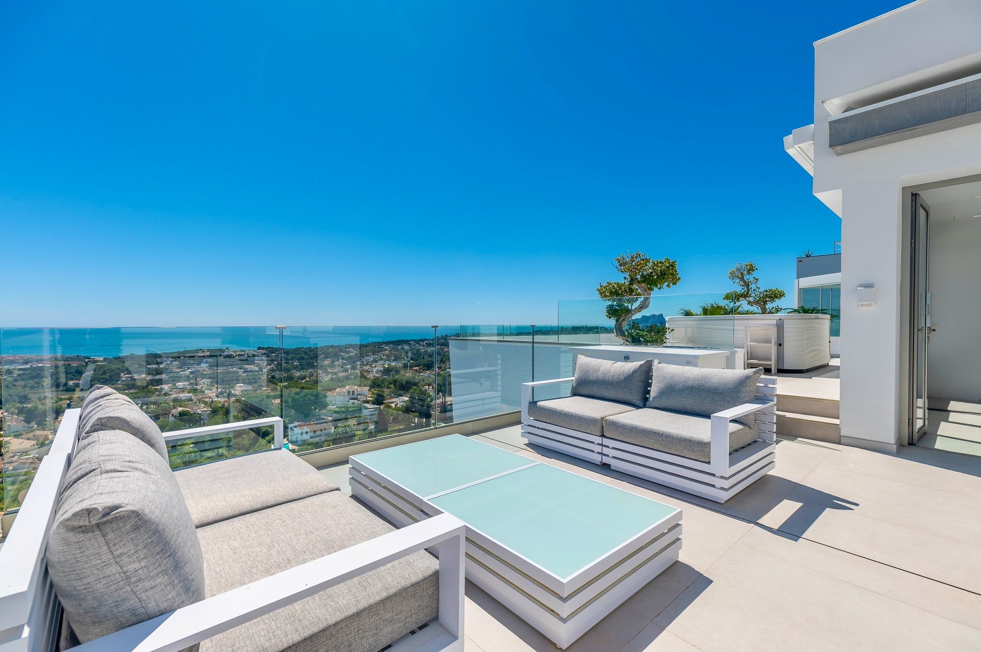 Sky-Lounge-Dachterrasse mit Loungegruppen und Blick über die Küste