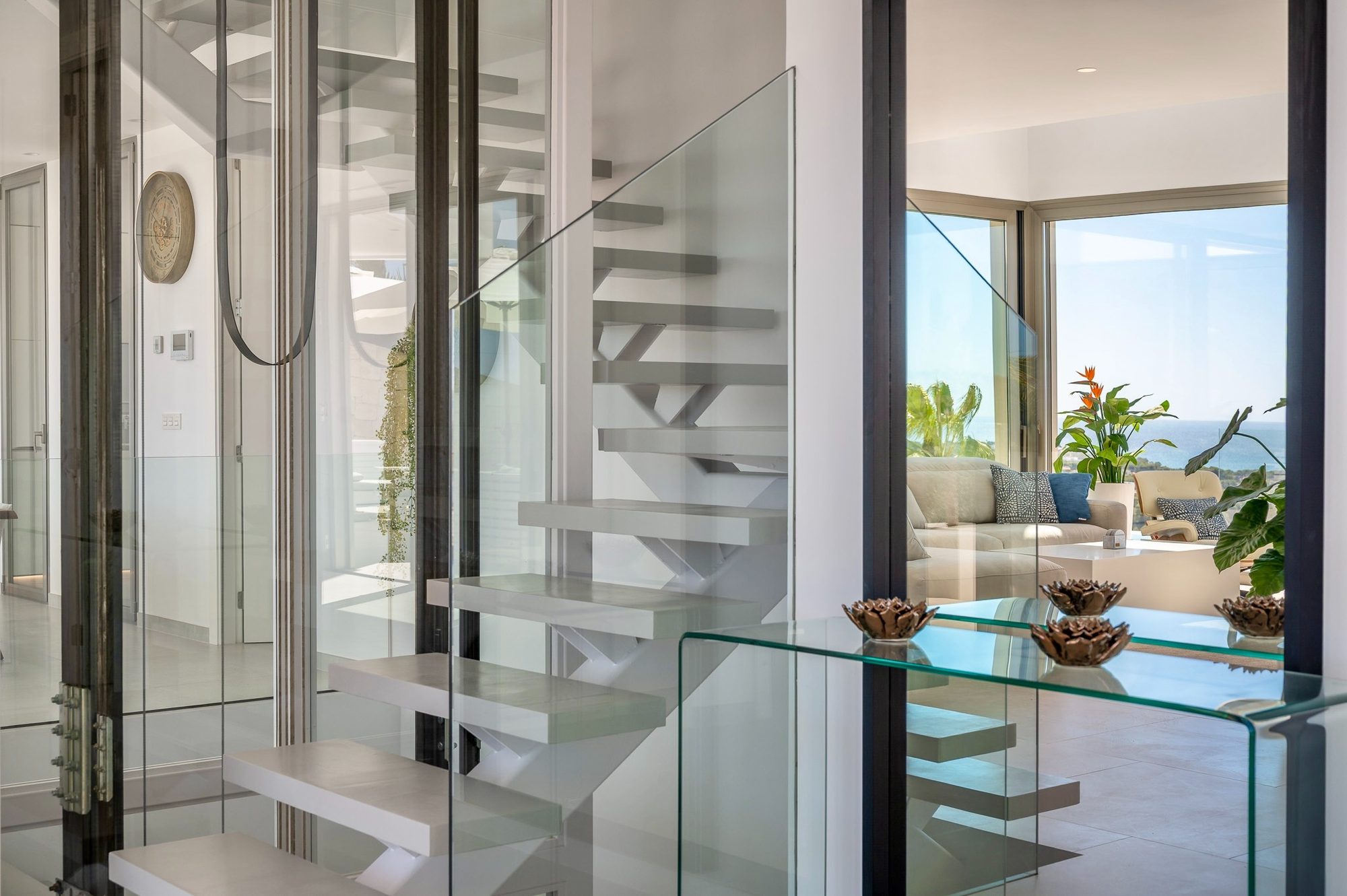 Freischwebende Designtreppe mit Glasaufzug
