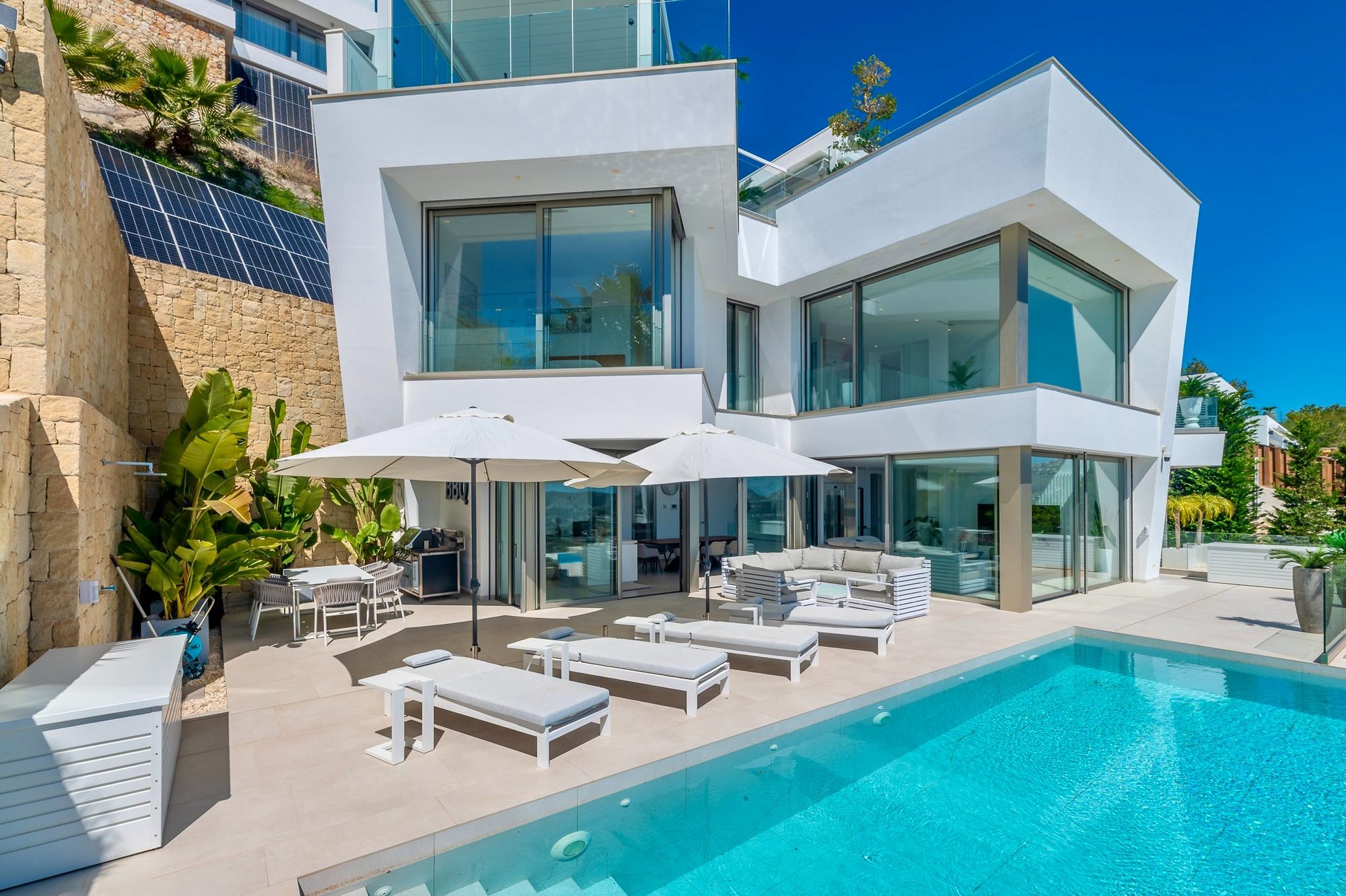Frontansicht der weißen Designer-Fassade mit Poolterrasse