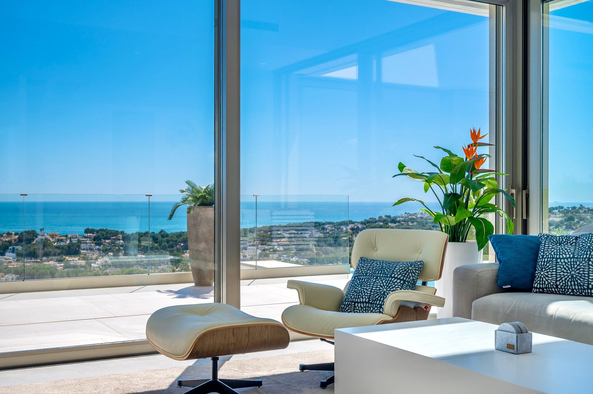 Wohnbereich mit raumhoher Glasfront und Meerblick